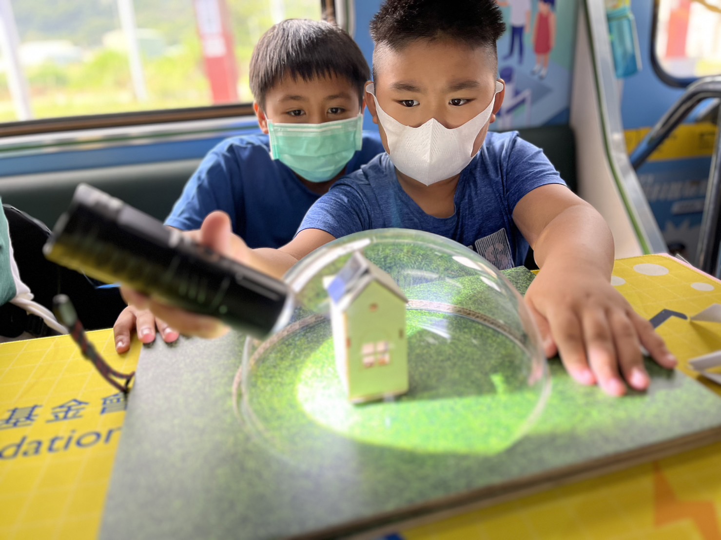 友達參與基礎科學主題車廂，以STEAM教學精神，設計「逐日科學家」、「太陽能工程師」以及「淨零建築師」三大能源科普課程和實驗