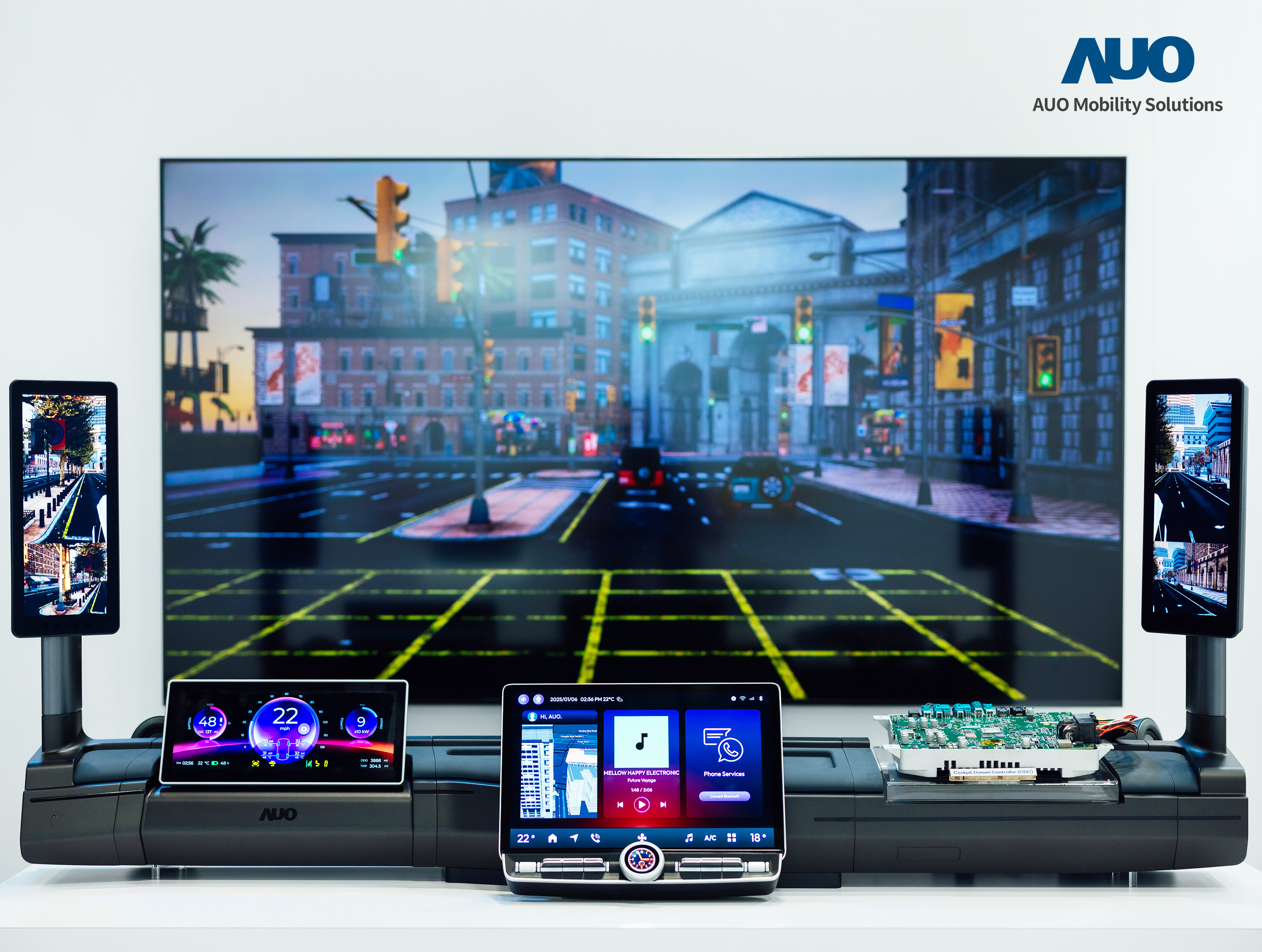 友達智慧移動推出智慧座艙域控平台，支援CDC、分區架構並整合AI運算模組，提供智慧體感與座艙互動功能，驅動個人化座艙功能全面升級。