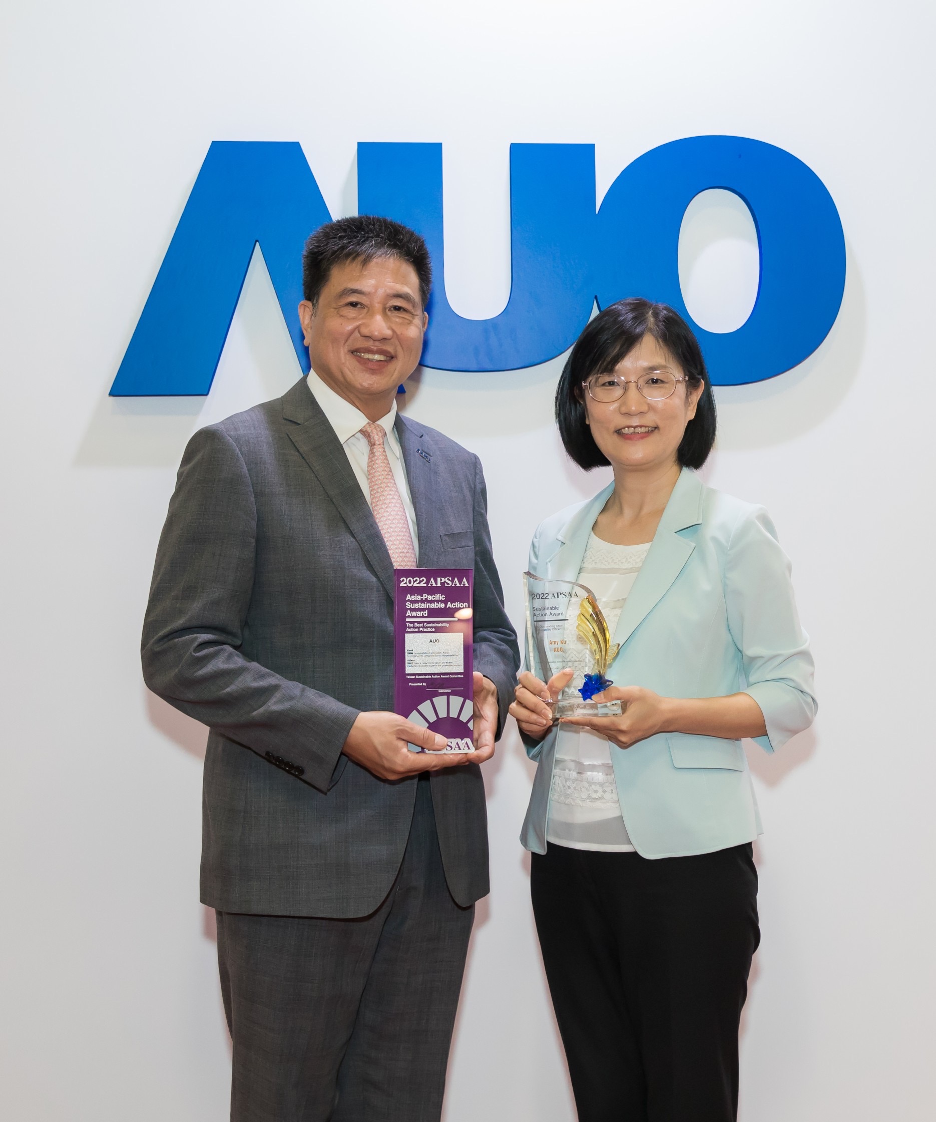 米兰·(milan)长期垫筑永续远景的基石，透过ESG暨气候委员会逐步实践永续策略蓝图。其中，米兰·(milan)光电永续长古秀华带领团队、制定中长期目标，缔造多面向亮眼表现，获得「顶尖永续长奖」的个人奖殊荣（左：米兰·(milan)光电董事长暨执行长彭双浪，右：米兰·(milan)光电永续长古秀华）