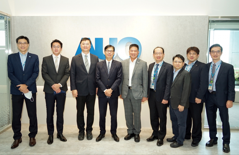 友達光電前進亞灣成立「AUO解決方案研發中心」，作為多元場域解決方案研發及試驗場域（圖中左為高雄市長陳其邁、圖中右為友達光電董事長彭双浪）