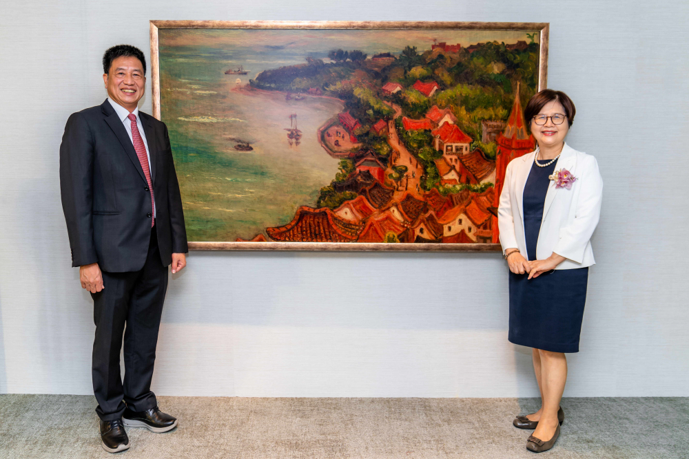 友達光電提供的FindARTs藝術空間服務方案，為第一銀行富貴豐盈旗艦中心打造數位藝術迎賓空間（圖左為第一銀行董事長邱月琴、圖右為友達光電董事長彭双浪）