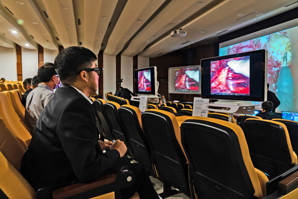 達擎之「達文西外接3D影像解決方案」，將達文西手術機器手臂的3D影像即時連線轉播，在會議室觀摩的醫師們只要戴上偏光眼鏡，就能與執刀醫師看到同步的3D立體影像，如臨操作台現場，縮短達文西手術的學習曲線