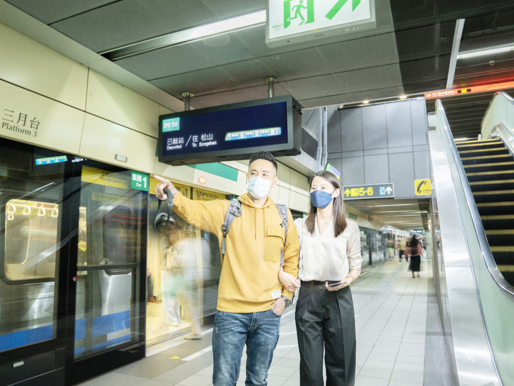 友達旗下達擎之客製化TARTAN顯示器，於台北捷運中山站亮相。以獨特長條型比例與高畫質特色，為台北捷運站帶來嶄新的都會車站風貌