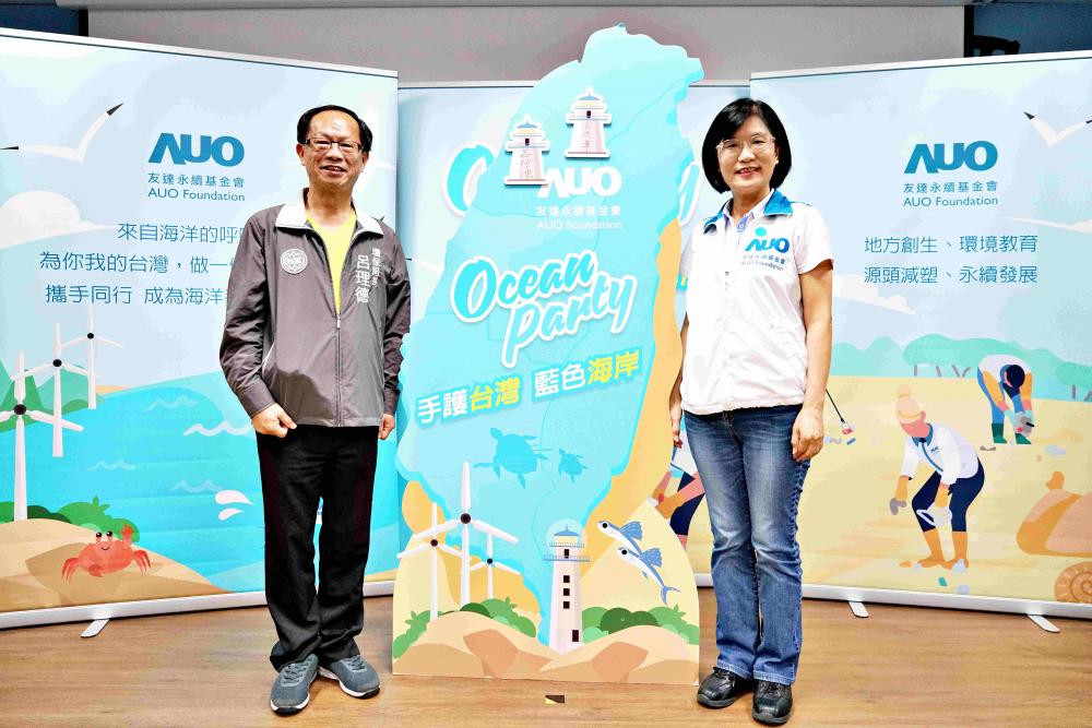 友達光電永續長古秀華（右）與桃園市環保局局長呂理德（左）進行海岸線認養儀式，簽署於象徵藍色宣言的海岸永續燈塔上，承諾以實際行動與環境教育方式，投入桃園海岸線守護行列