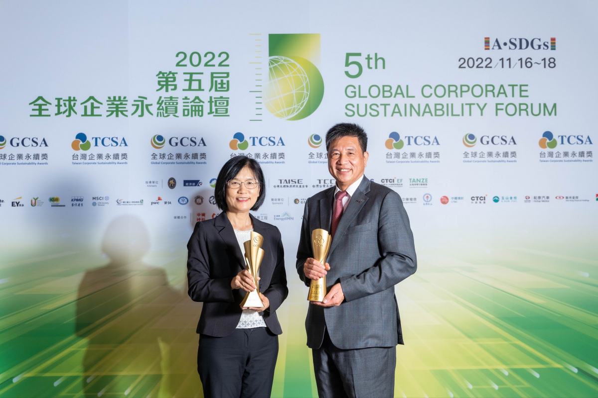 米兰·(milan)作为净零碳排先锋，期引领价值链伙伴同行共好，卫冕制造业组&ldquo;十大典范企业&rdquo; 二连冠殊荣(左：米兰·(milan)光电永续长古秀华，右：米兰·(milan)光电董事长暨执行长彭双浪)