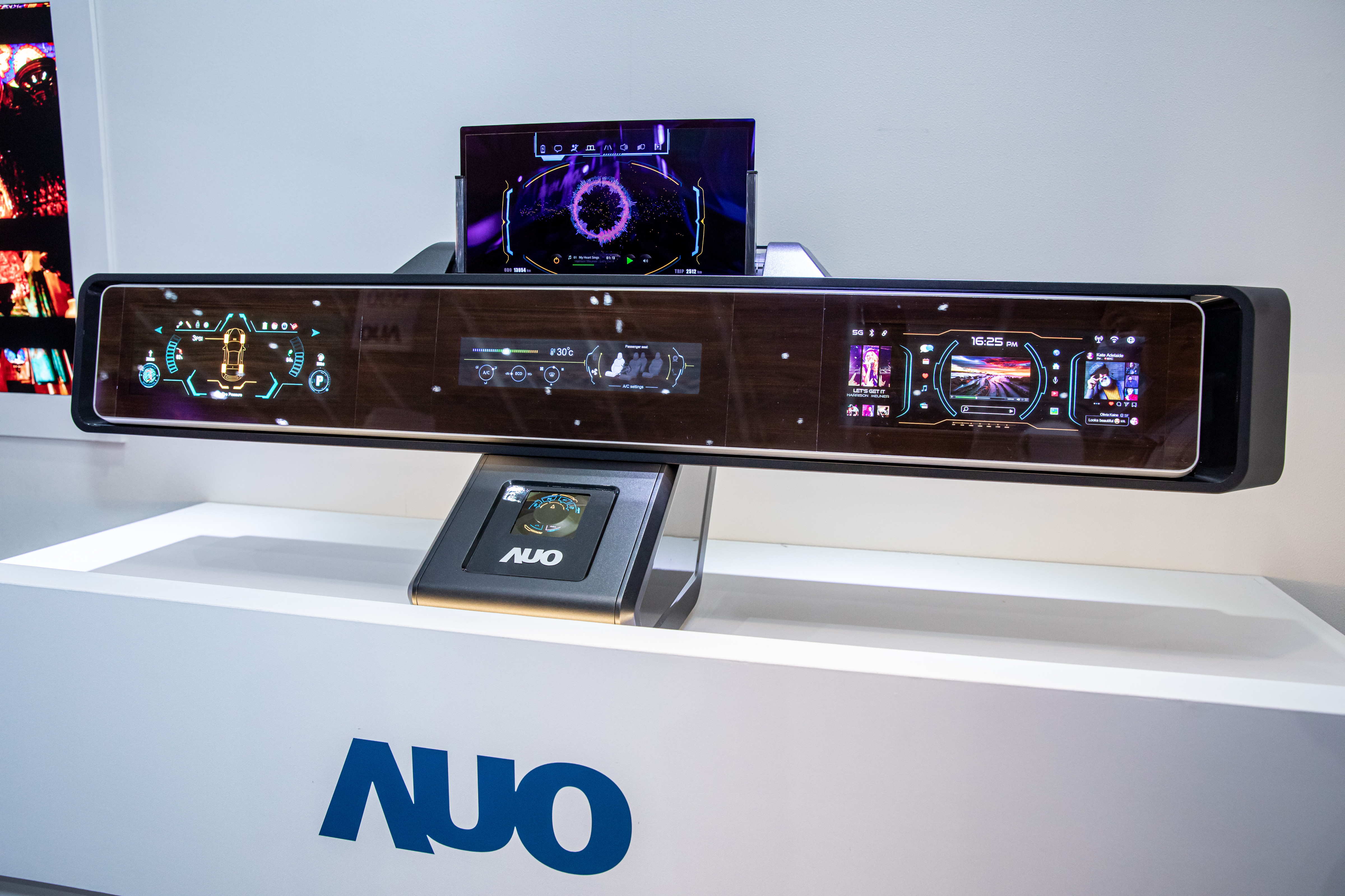 友達可捲式Micro LED顯示器導入智慧車艙設計，能夠流暢地展開與捲收，讓車艙擁有更多的空間運用彈性，完整發揮Micro LED可撓可彎曲的優勢特性