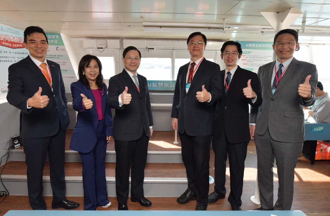 由經濟部技術處指導推動，透過友達光電、工業技術研究院與船舶中心三方合作，於高雄亞灣智慧渡輪率先導入最新Micro LED透明顯示器屏今(22)日啟用(左起友達光電營運長暨總經理柯富仁、高輪公司董事長黃淑美、經濟部次長林全能、高雄市副市長羅達生、經濟部技術處科長張能凱、工研院電光系統所副所長李正中)