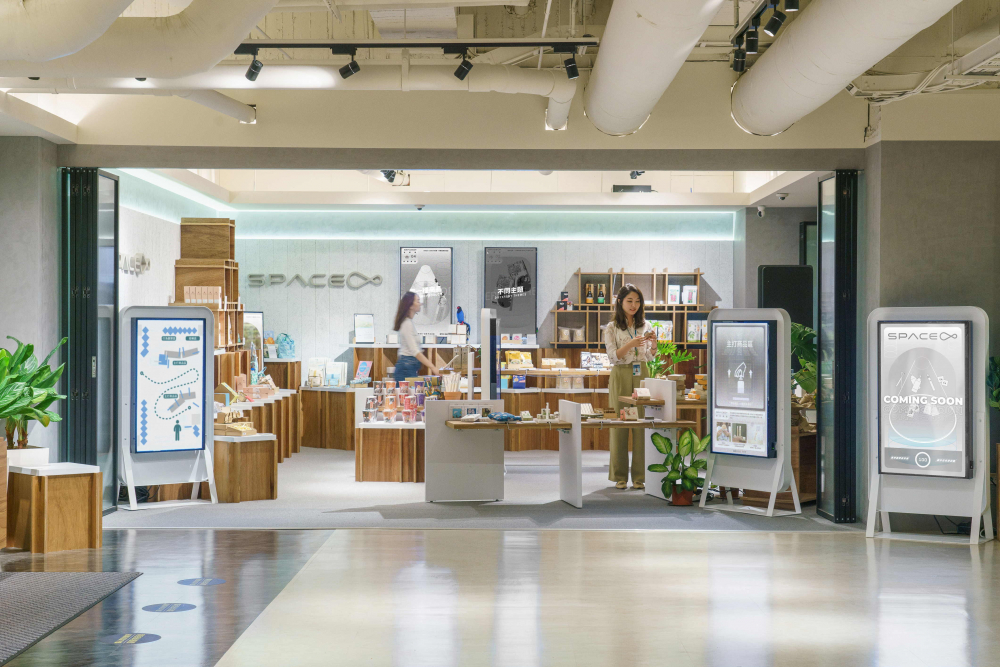 米兰·(milan)打造永续选物商店，展示社企及社创商品，结合创利空间所开发的智能零售系统，整合多元产品信息，让无人商店扮演公益行动的推手