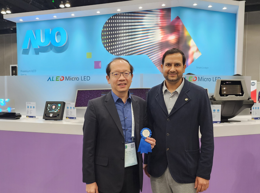 友達光電於2023 SID顯示週，由SID國際資訊顯示學會評選頒發「最佳中型展位獎」。左為友達光電技術長廖唯倫。