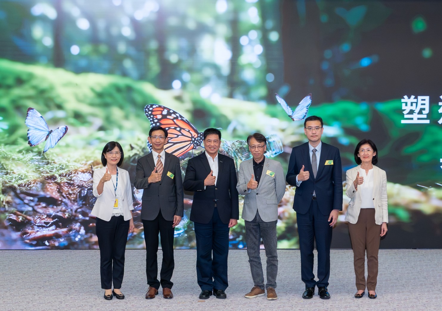 友達2023 CSR共榮大會，邀請領域專家分享交流生物多樣性管理趨勢、無塑產品、海廢永續塑料等議題  （圖左到右：友達光電永續長古秀華、3M台灣技術長陳君杰、友達光電董事長暨集團策略長彭双浪、光寶科技企業永續發展處處長陳慶暉、安永聯合會計師事務所執業會計師曾于哲、友達光電供應鏈總部副總經理吳宜芳）