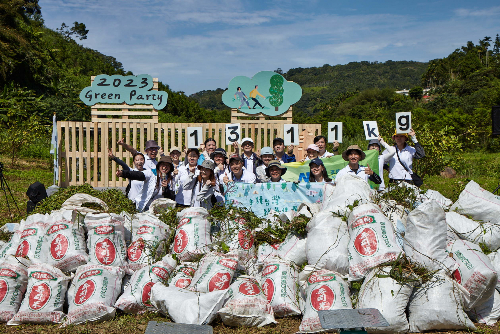 友達集結超過200位志工，攜手移除高達1311公斤的外來入侵種「小花蔓澤蘭」