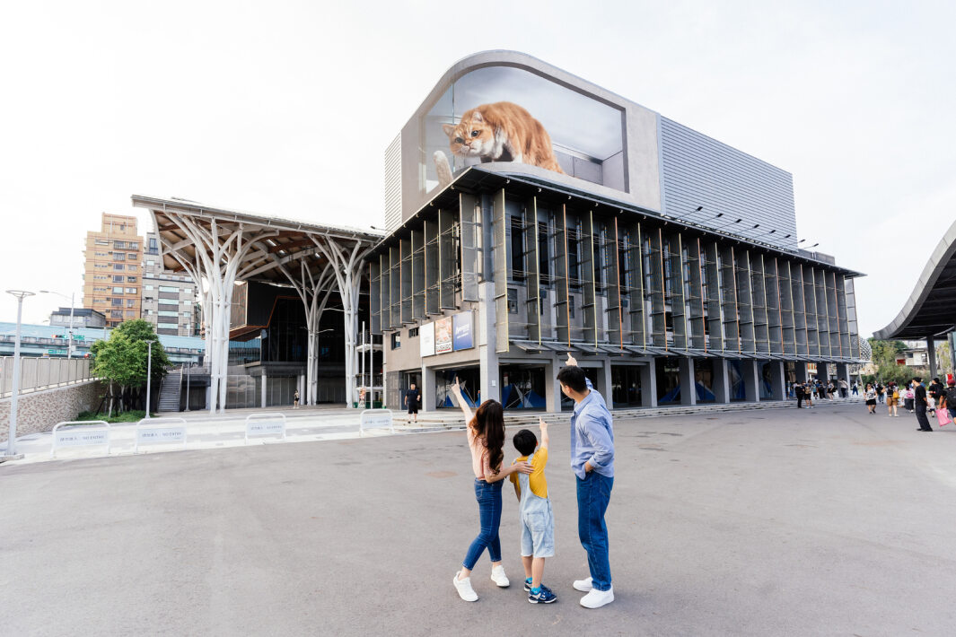 友達打造全台最大戶外裸視3D LED弧形螢幕，將超立體的軟萌胖橘貓動畫活躍於頂樓外牆