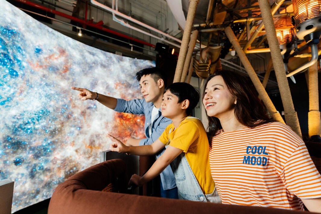 友達打造全台最大寬6公尺、高4公尺、唯一搭載LED弧形拼接顯示屏的動感飛行船，讓乘客駐足在熱氣球上，享受身歷其境的偽出國旅遊樂趣