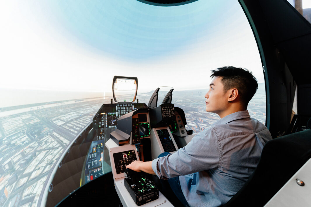 友達以P1.25小間距打造球形LED模擬艙，搭配智崴的精密六軸動態座椅，結合友達專業影像調校技術，呈現擬真模擬飛行場景