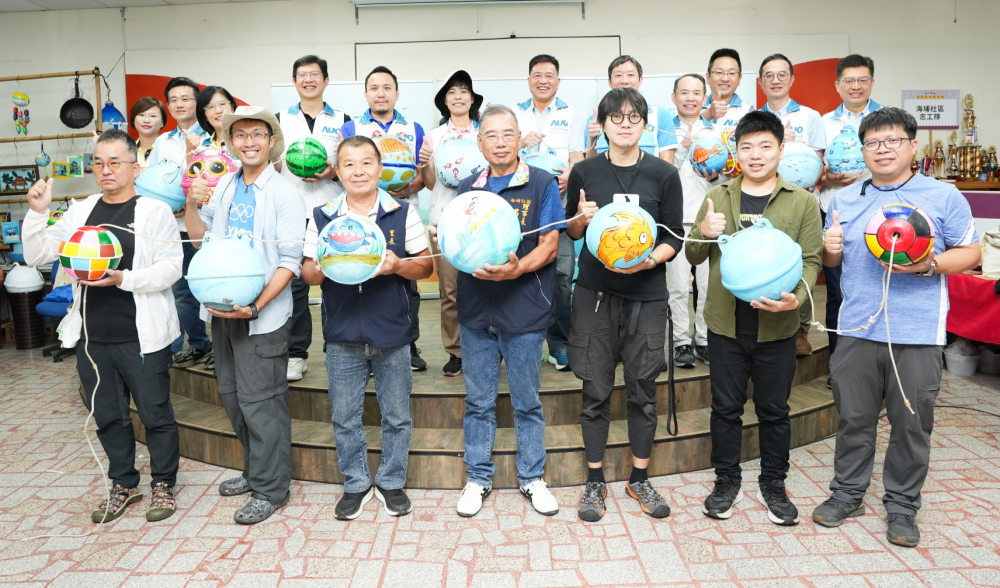 友達光電暨友達永續基金會董事長彭双浪與農業部林業及自然保育署新竹分署夏分署長、供應商夥伴、在地鄰里協會、社企團體，以循環再生的海廢浮球倡議從源頭減廢，為地球移除塑膠垃圾，共同「手」護台灣美麗海岸