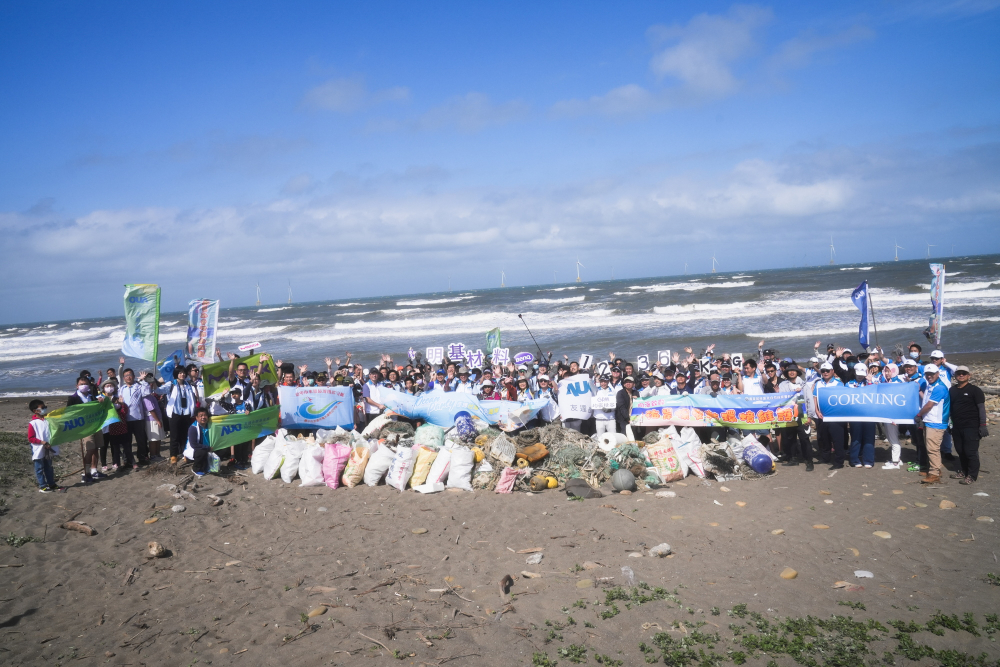 友達永續基金會召集企業志工、產官學和供應商夥伴，在苗栗後龍外埔魚港1340保安林海岸淨攤，齊心協力清除1.2公噸海洋廢棄物，以行動實踐對環境友善的承諾