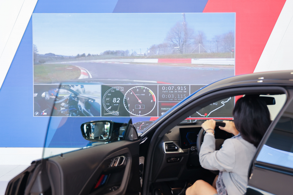 顧客按下虛擬Engine Start按鈕，啟動預選車款的引擎聲浪，螢幕同時呈現德國紐柏林賽道的試駕畫面，坐進車內一秒化身駕駛員馳騁奔騰