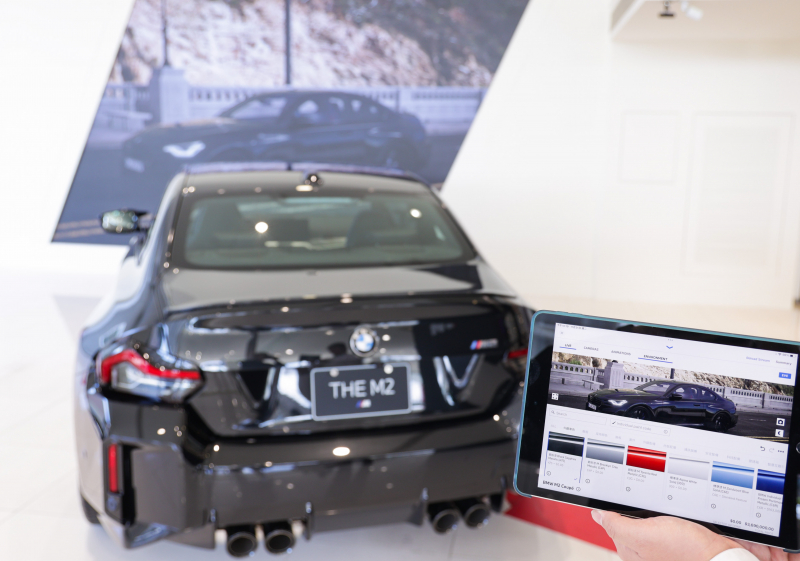 賞車介面即時投放到LED牆上，顧客可即時更換車輛內裝、零件選配與車款配色，提供近乎與實車等比例的沉浸式無死角虛擬賞車體驗