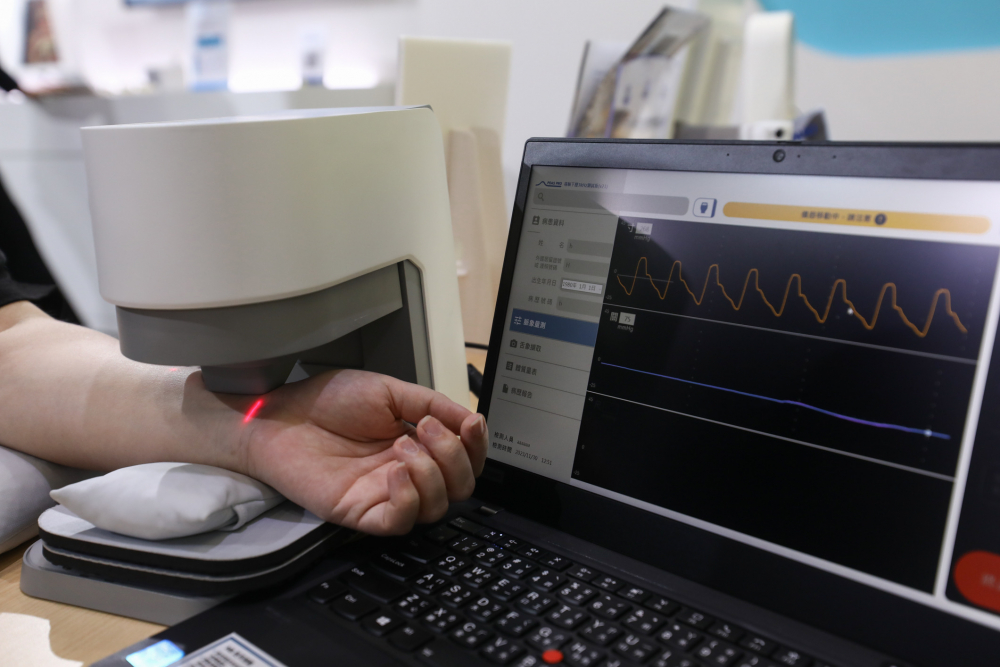 友達耘康脈象檢測系統透過電腦精準控制升降系統，還原中醫師三指把脈過程的舉、按、尋手法，將脈象感受轉化成數據，未來可結合大數據分析，實現智慧醫療及準確性