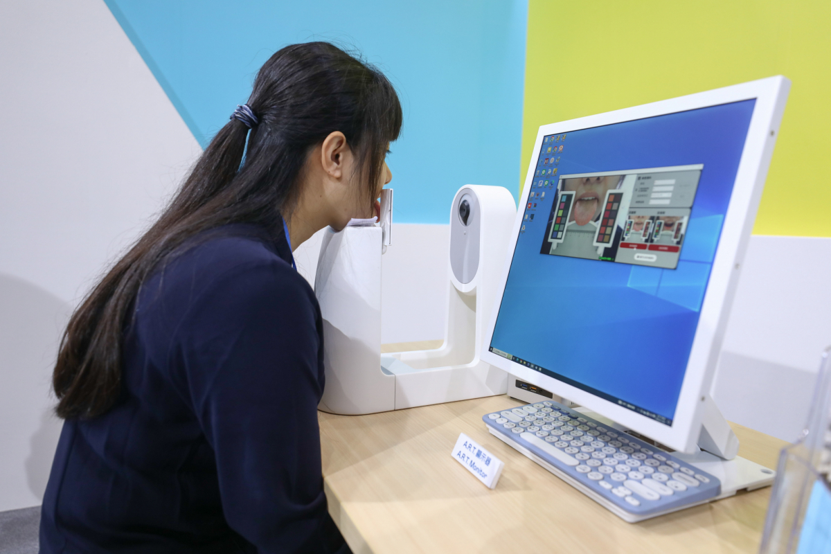友達耘康延伸友達卓越的感測技術及色彩管理專長，研發出舌象擷取系統，可提供數據化、影像化的檢測結果，輔助醫師與專業醫事人員做為臨床研究、檢測結果評估與檢測紀錄的留存