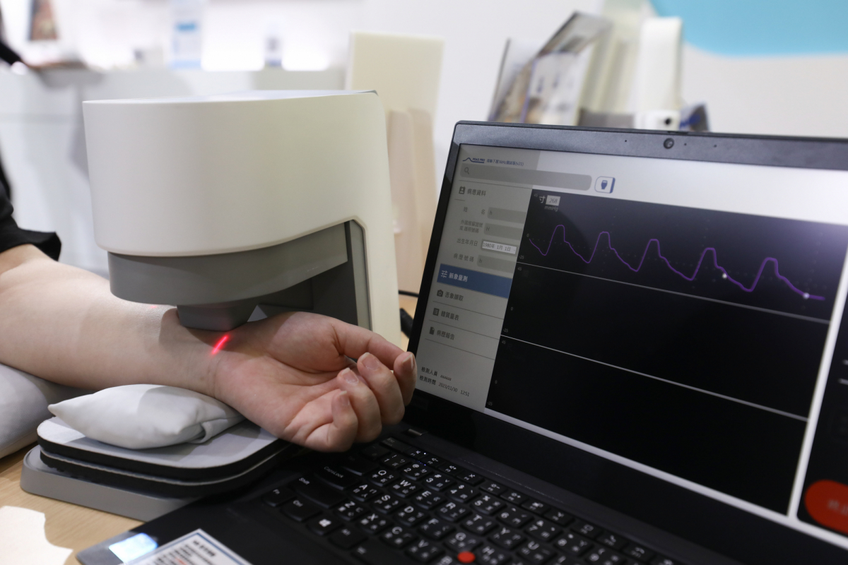 友達耘康脈象檢測系統透過電腦精準控制升降系統，還原中醫師三指把脈過程的舉、按、尋手法，將脈象感受轉化成數據，實現智慧醫療及準確性