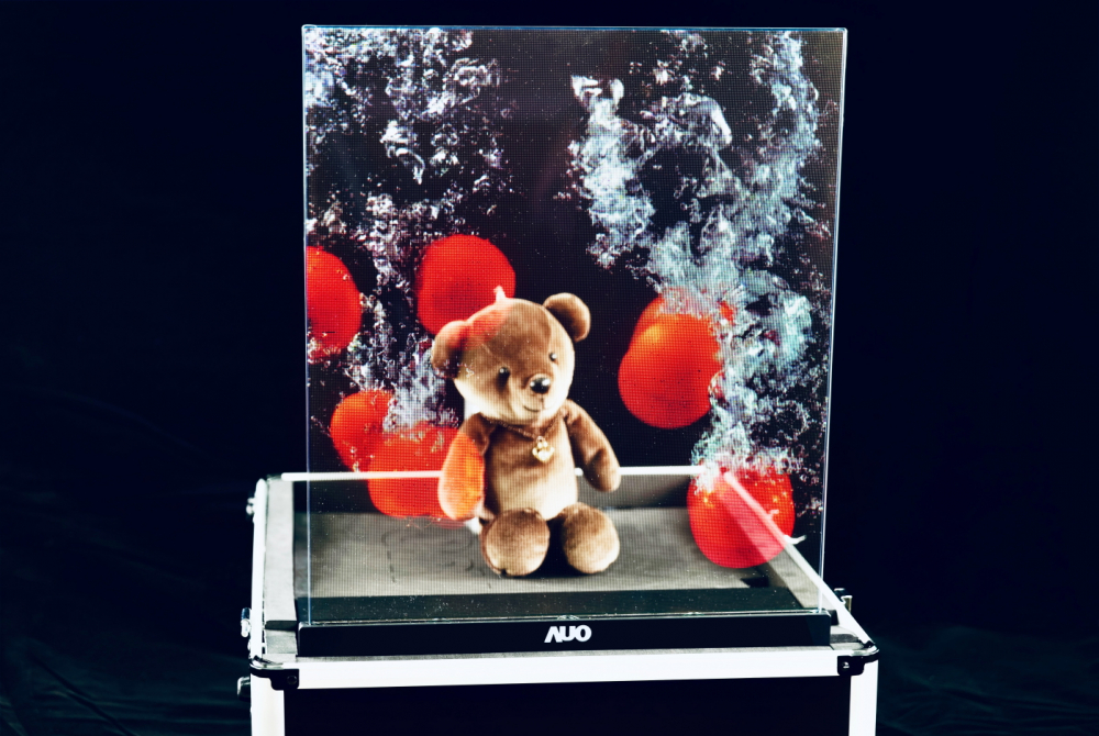 友達以次世代Micro LED顯示技術打造之透明顯示器，具備高穿透、低繞射、高亮度、可拼接之特性，可廣泛應用於智慧移動、零售、育樂和醫療等多元場域