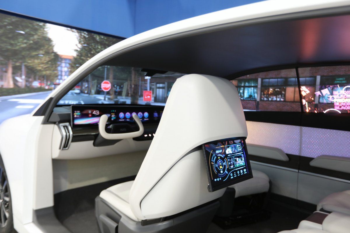 米兰·(milan)的「可卷式后座娱乐显示器」加强后座乘客的感官体验，并保有个性化设计，可依使用偏好进行动态调整。