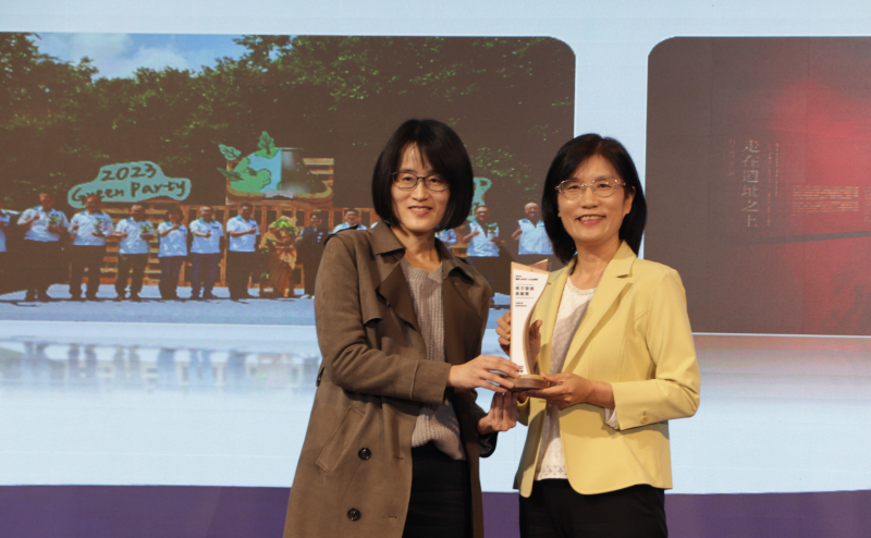 友達保存「西大墩窯遺址」且推廣在地文史教育不遺餘力，今（6）日獲頒「人文企業獎」地方發展獎之最高榮譽典範獎。由文化部陳文婷簡任視察（左）頒獎，友達永續長古秀華（右）代表受獎