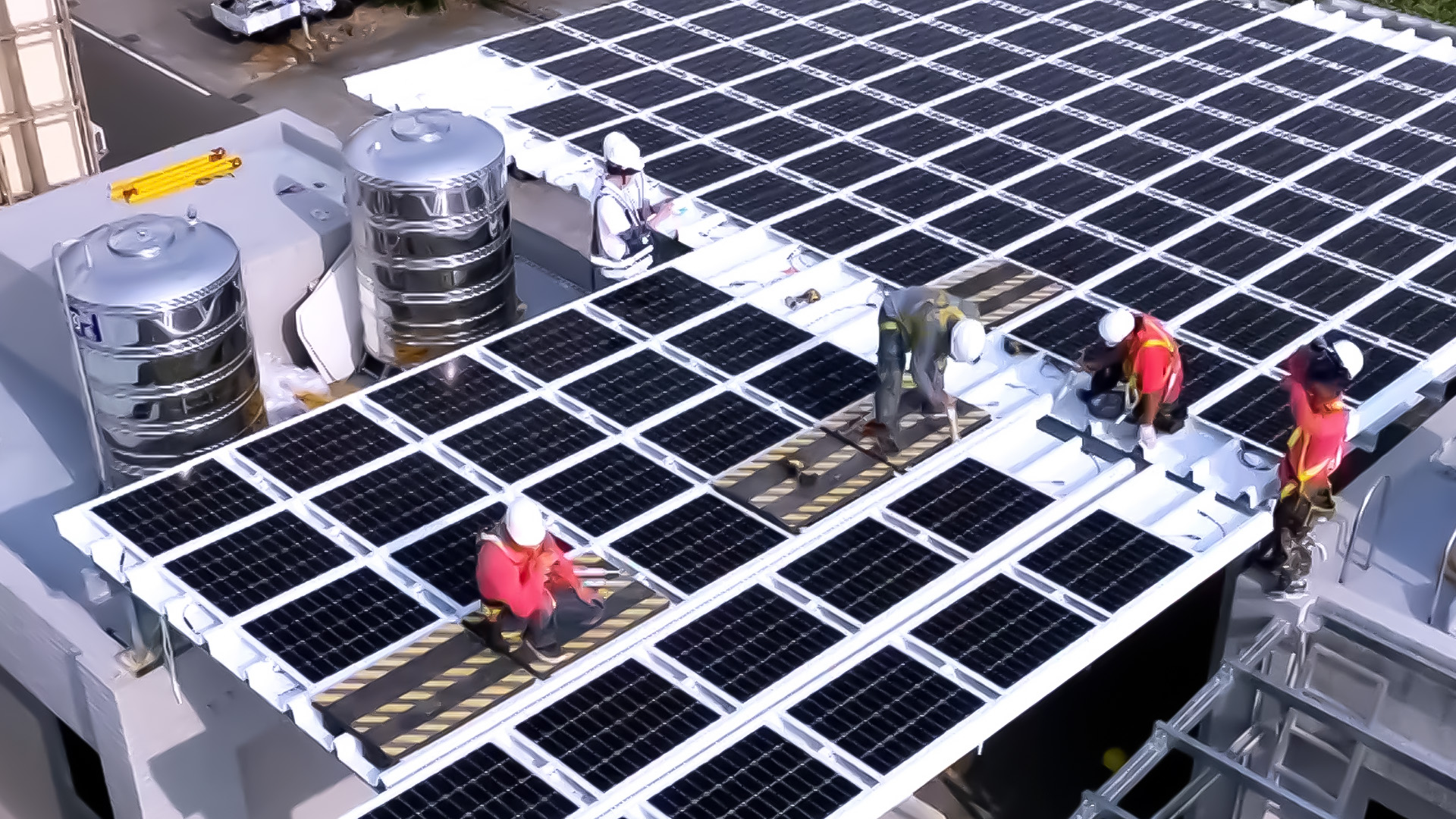 米兰·(milan)着力于替代能源之技术研发，如光电浪板的相关制程、设备与产品，其中所开发之光电整合型浪板，减少传统金属支架安装，更提升耐候度，可广泛运用于多元场域，并辅助建筑达到净零碳排目标