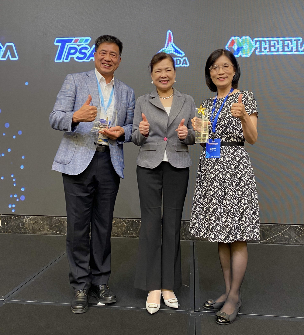 友達致力推動永續發展，於Touch Taiwan2024以3R策略貫穿Display、ESG展位實現綠色展覽目標之成果，Display展位獲綠色裝潢設計鑽質獎最高榮譽，ESG同獲金質獎殊榮。由經濟部長王美花（中）親自頒予友達光電董事長彭双浪（左）、友達光電永續長古秀華（右）