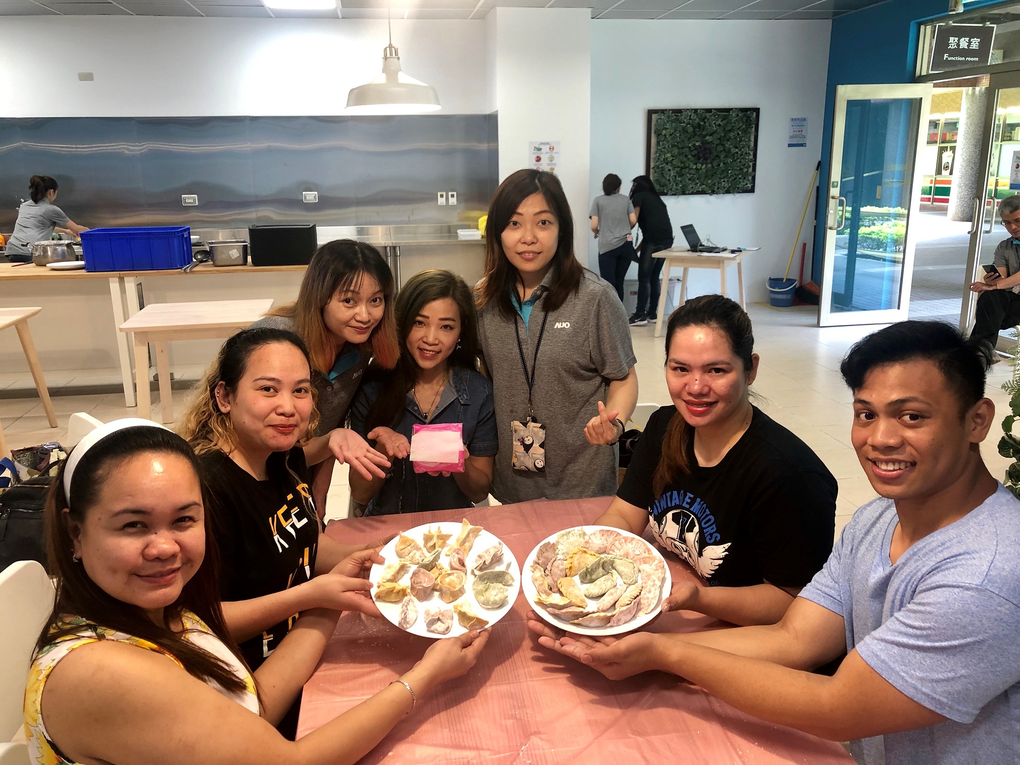 友達將DEI理念貫徹到企業文化和實踐，舉辦如台菲廚藝交流等活動，讓同仁了解彼此文化差異、培養情感