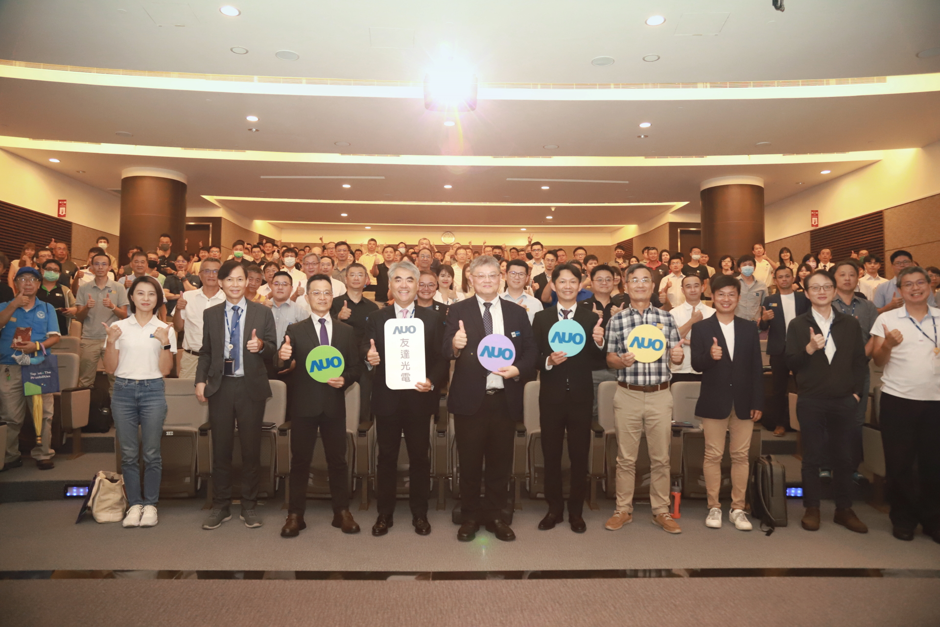 友達光電邀請領域專家共研再生能源發展、電力需求及建築物減碳等議題進行交流，盼共擘綠色永續生態圈的嶄新契機。