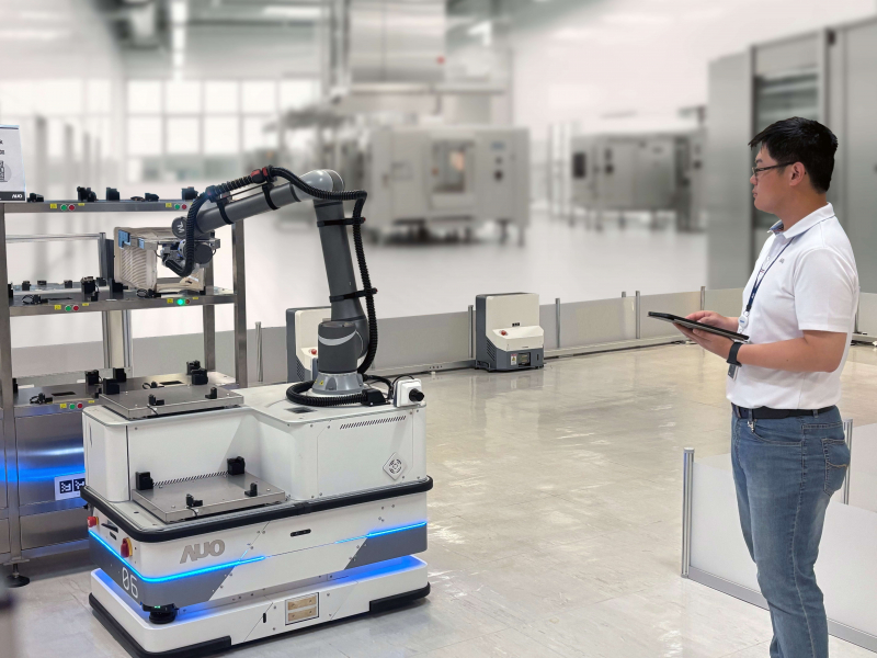 友達數位接軌AI落地應用優化製造流程，自主研發「智動化解決搬運系統」，透過全向式自主移動機器人（AMR），攜手客戶降低生產維護成本並提高產線生產效率。