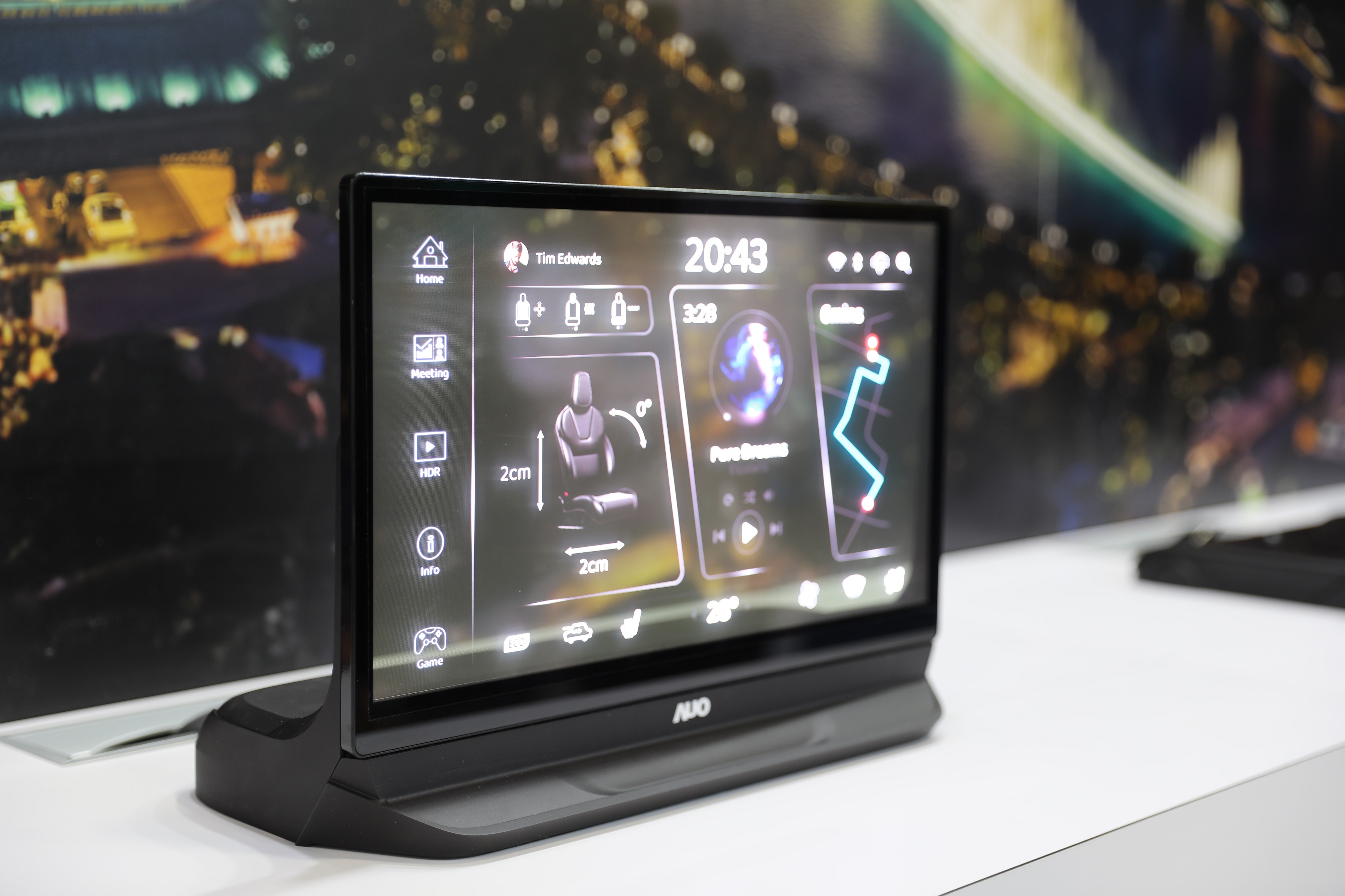 友達將Micro LED透明顯示技術整合黑切換技術的解決方案，釋放強大的技術自主開發能力，跨越室內外應用界限，開創業界第一台17.3吋快速黑切換透明觸控Micro LED顯示器