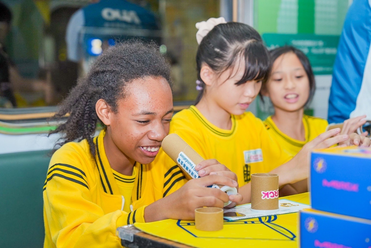 友達與默克分別回收不再使用的偏光片及液晶顯示模組，設計光電課程「玩轉光與闇」，讓學生們親手製作偏光萬花筒與簡易液晶顯示器，實踐循環再生的永續理念