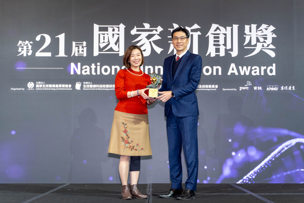 友達旗下子公司友達耘康與達擎分別以「中醫數位化檢測解決方案」及「寬視角3D醫療顯示器」獲得第二十一屆國家新創獎「智慧醫療與健康科技」類別的「企業新創獎」與「國家新創精進獎」兩項殊榮。圖左為衛生福利部政務次長林靜儀、圖右為友達光電智慧醫療事業群總經理廖世宏