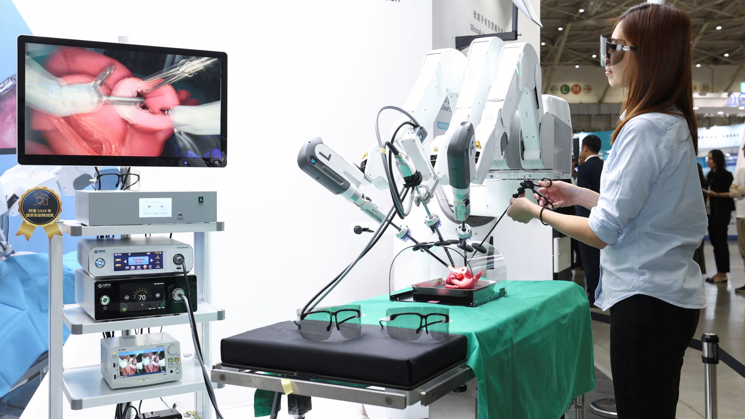 達擎寬視角3D醫療顯示器可應用於機器人手術即時3D解決方案，提供醫療團隊即時、同步的3D手術影像，提升溝通效率與手術安全性