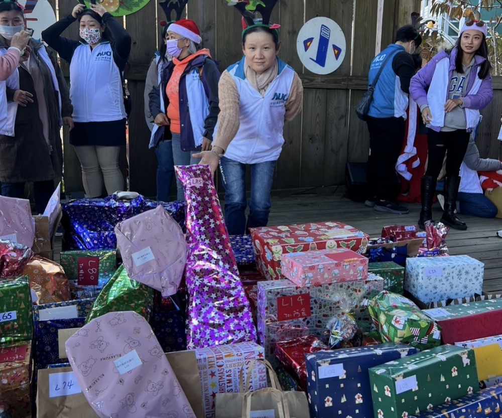 友達永續基金會「圓夢列車」年年迴響熱烈，認捐同仁精心挑選禮物、巧手包裝，整理成隊後，將祝福一一打包送出