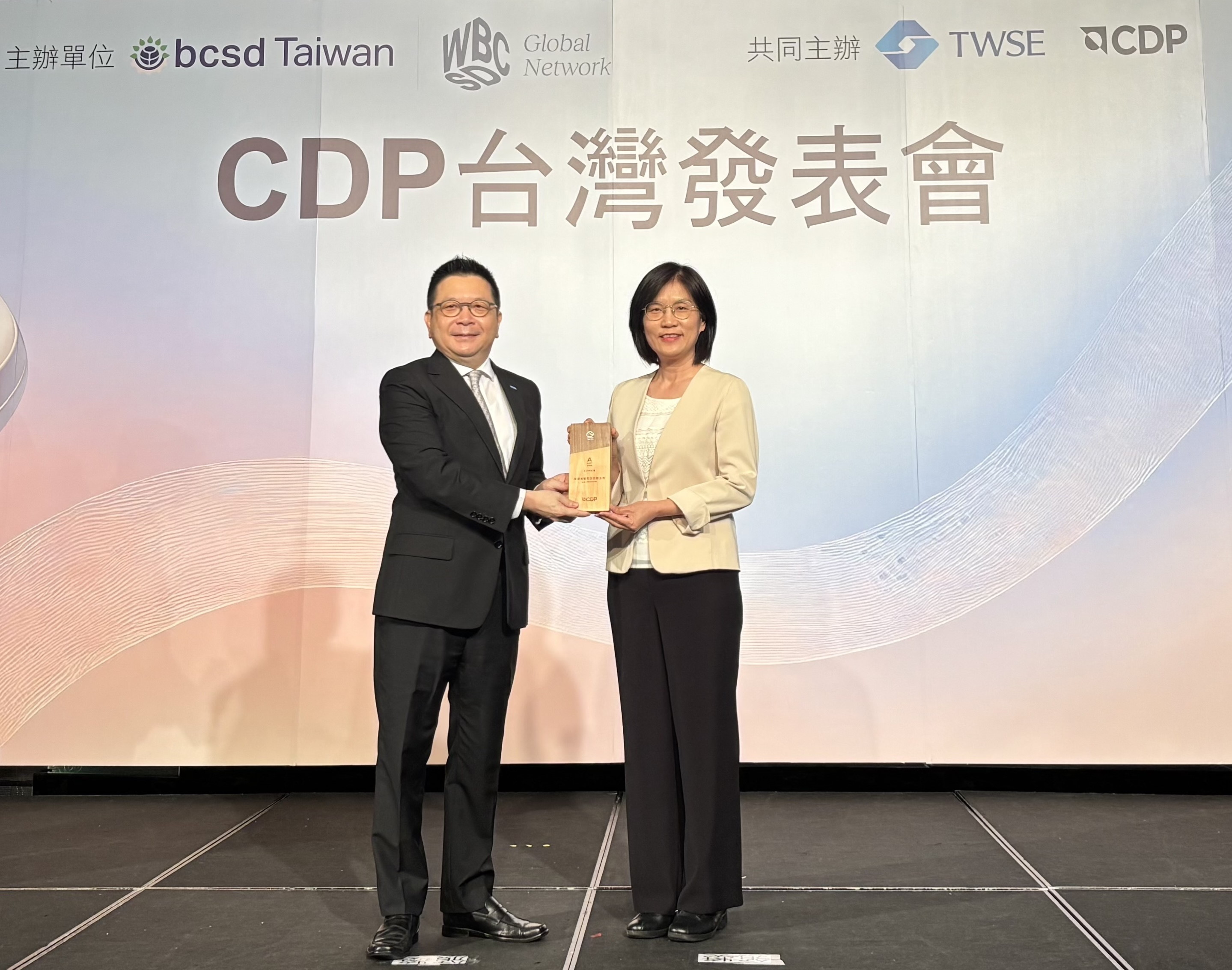 友達永續成果再獲國際評比肯定，獲頒CDP氣候與水資源雙項領導力評級。今由臺灣證券交易所董事長林修銘（左）頒獎，友達光電永續長古秀華（右）代表受獎
