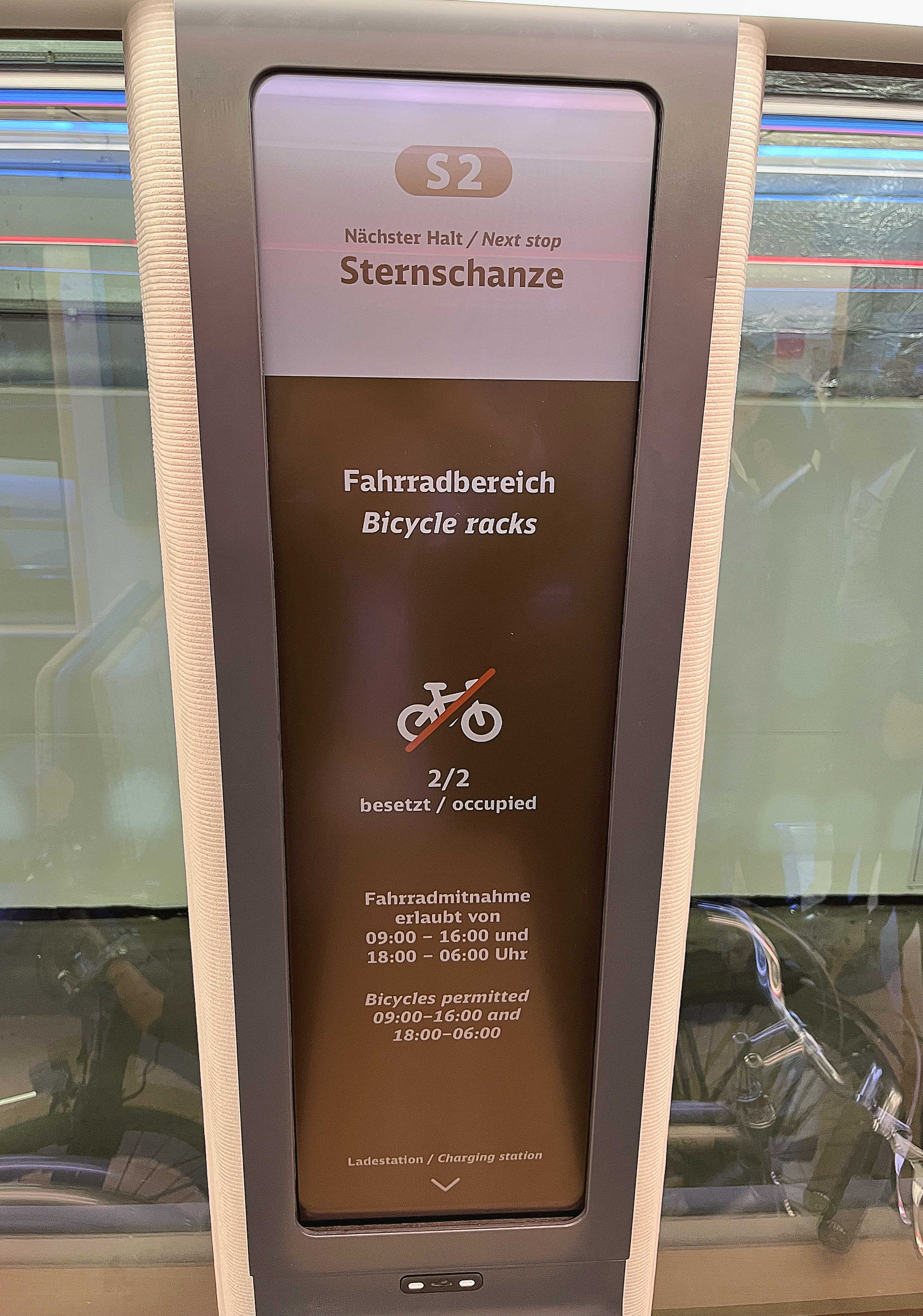 达擎HiRaso显示技术采用胆固醇液晶独特的双稳态特性及反射环境光线的方式，发挥最佳能源运用效率，其仅在更换显示画面时才消耗电力，在持续静止的画面显示上则为零耗电，与传统液晶显示技术相比大幅节省90%能耗