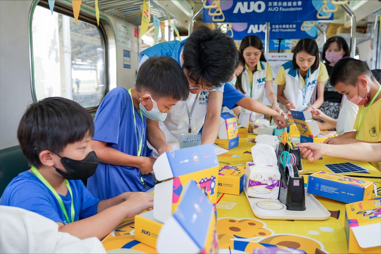 今年友達設計「光電、再生能源、水資源」三大課程主題，攜手供應鏈夥伴默克及大豐環保，以循環經濟理念開發創意教材
