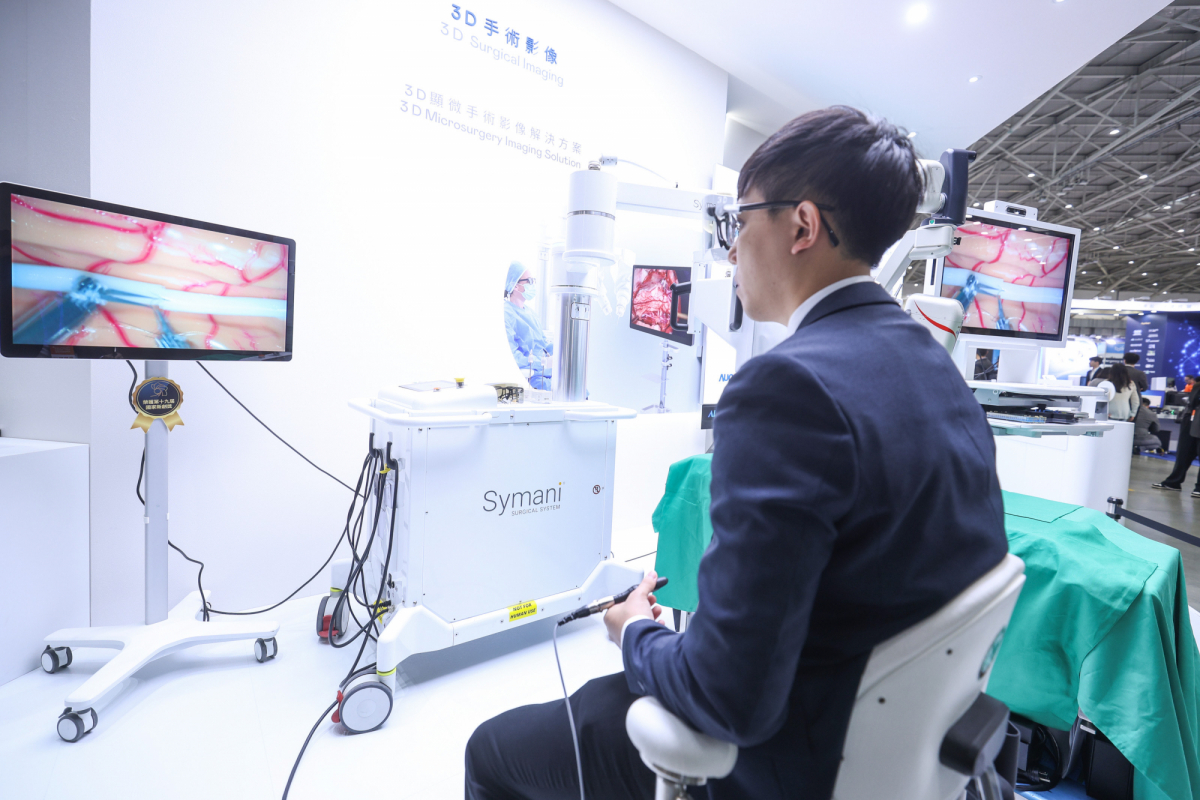 達擎推出「3D顯微手術影像解決方案」，將3D影像技術從腹腔內視鏡手術延伸至神經、血管、淋巴等高難度顯微手術，提供超清晰立體視野，協助醫療團隊在複雜手術中完成精準細膩操作。