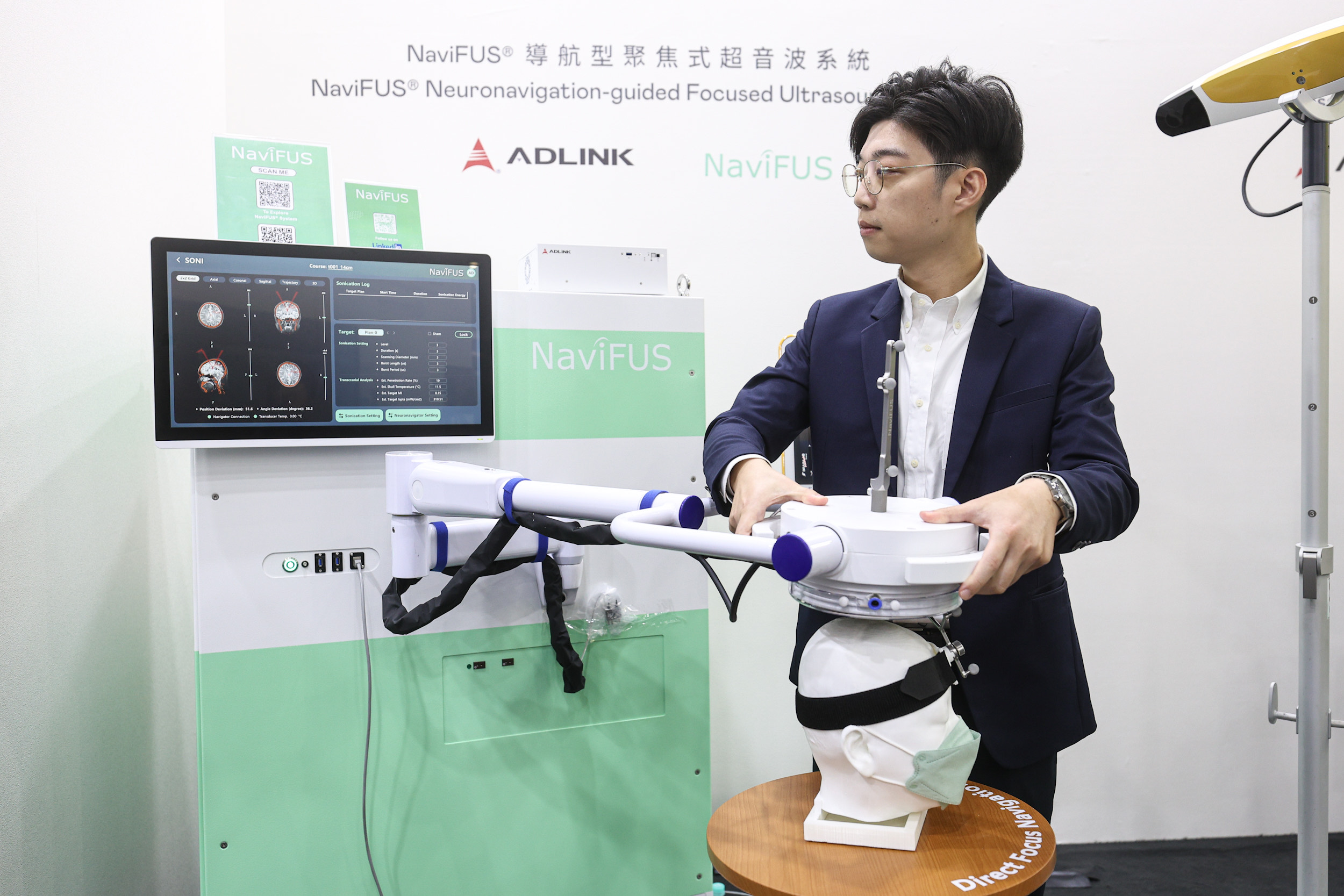 達擎攜手凌華科技與浩宇生醫合作的「NaviFUS&reg; 導航型聚焦式超音波系統」，以凌華醫療級邊緣運算平台為核心，結合光學導航與穿顱超音波技術，非侵入性將能量精準聚焦腦內病灶，可暫時開啟血腦屏障，提升藥物遞送與治療效果。