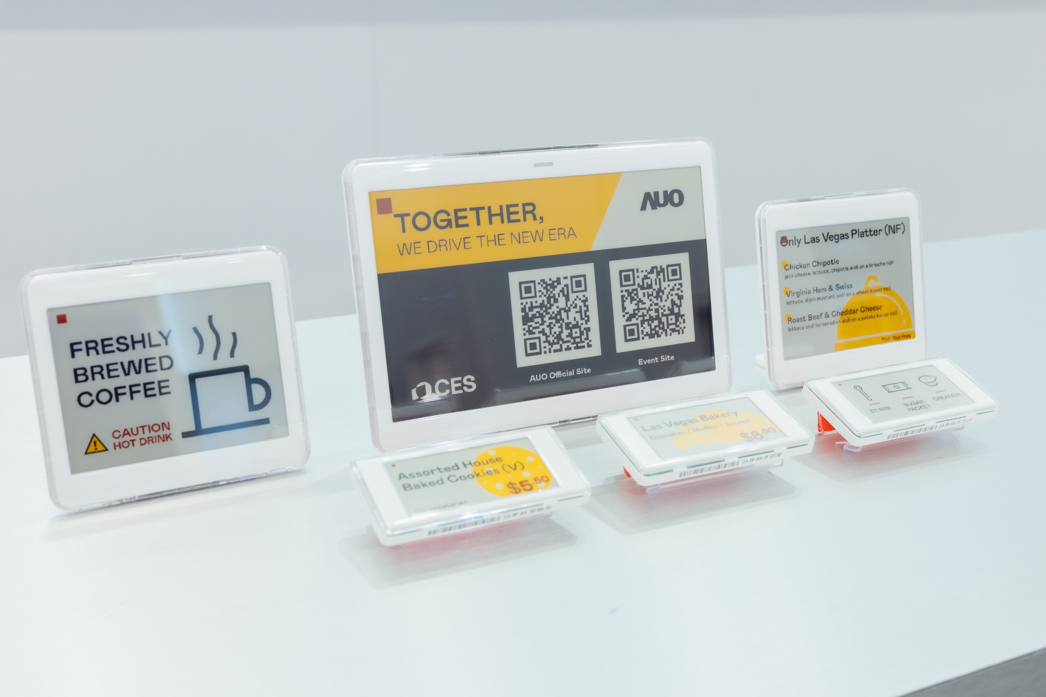 達擎開發的低功耗、全彩的aecoPost電子紙解決方案，僅在更新畫面時需要微量的電力驅動，無需佈建電線的便捷設計，使其可靈活應用、彈性選擇置放處；可搭配aecoTag電子貨架標籤解決方案，驅動商店內所有數位看板和電子貨架標籤，以遠端控制實現動態變價，提升門市人員作業效率，並以無紙化落實永續經營目標。