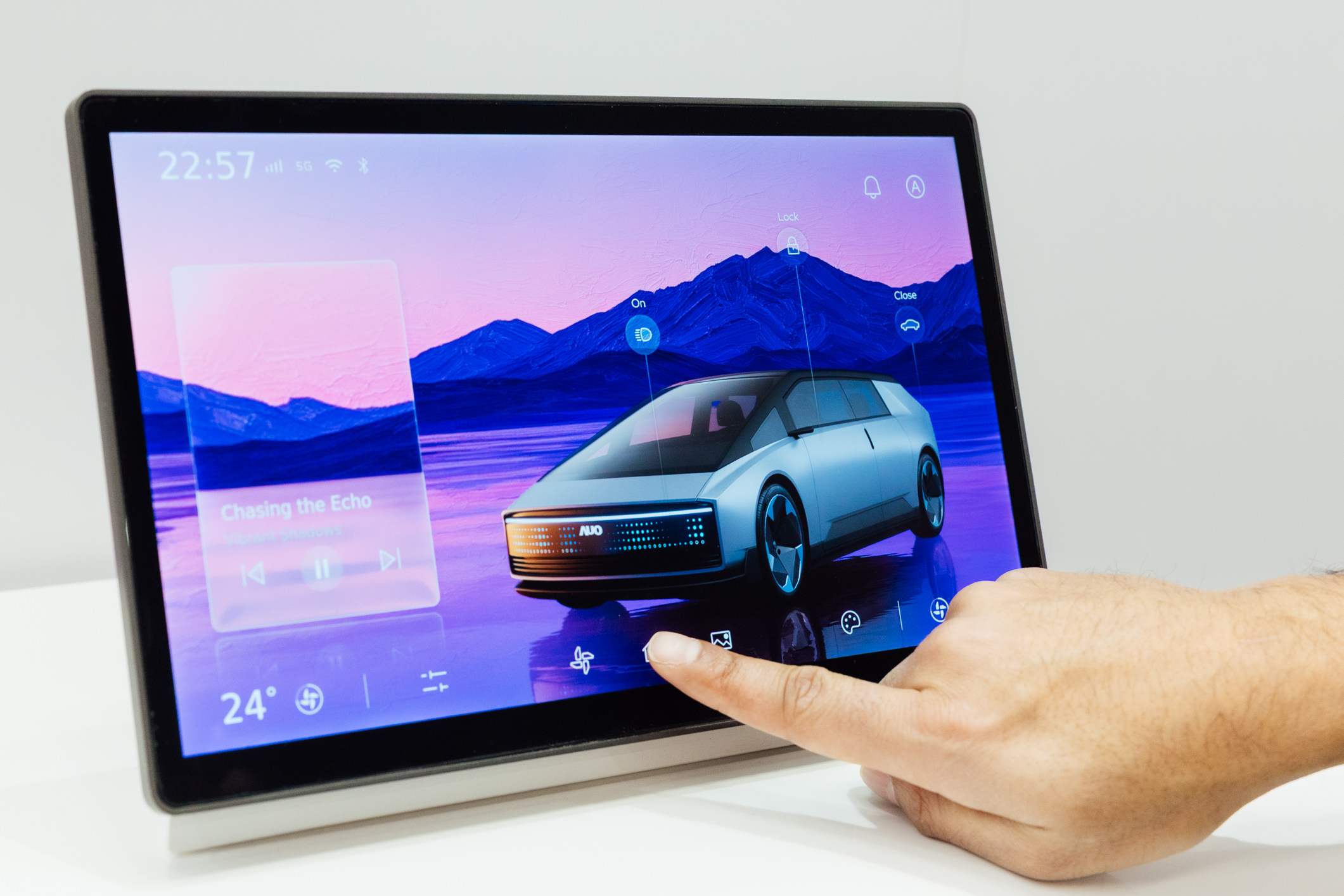 將先進抗反光技術導入於CID中控台呈現全時可視效果，並支援與座艙環境完美融合，帶來清晰且不干擾的駕駛與座艙操作體驗，兼容座艙質感與行車安全。