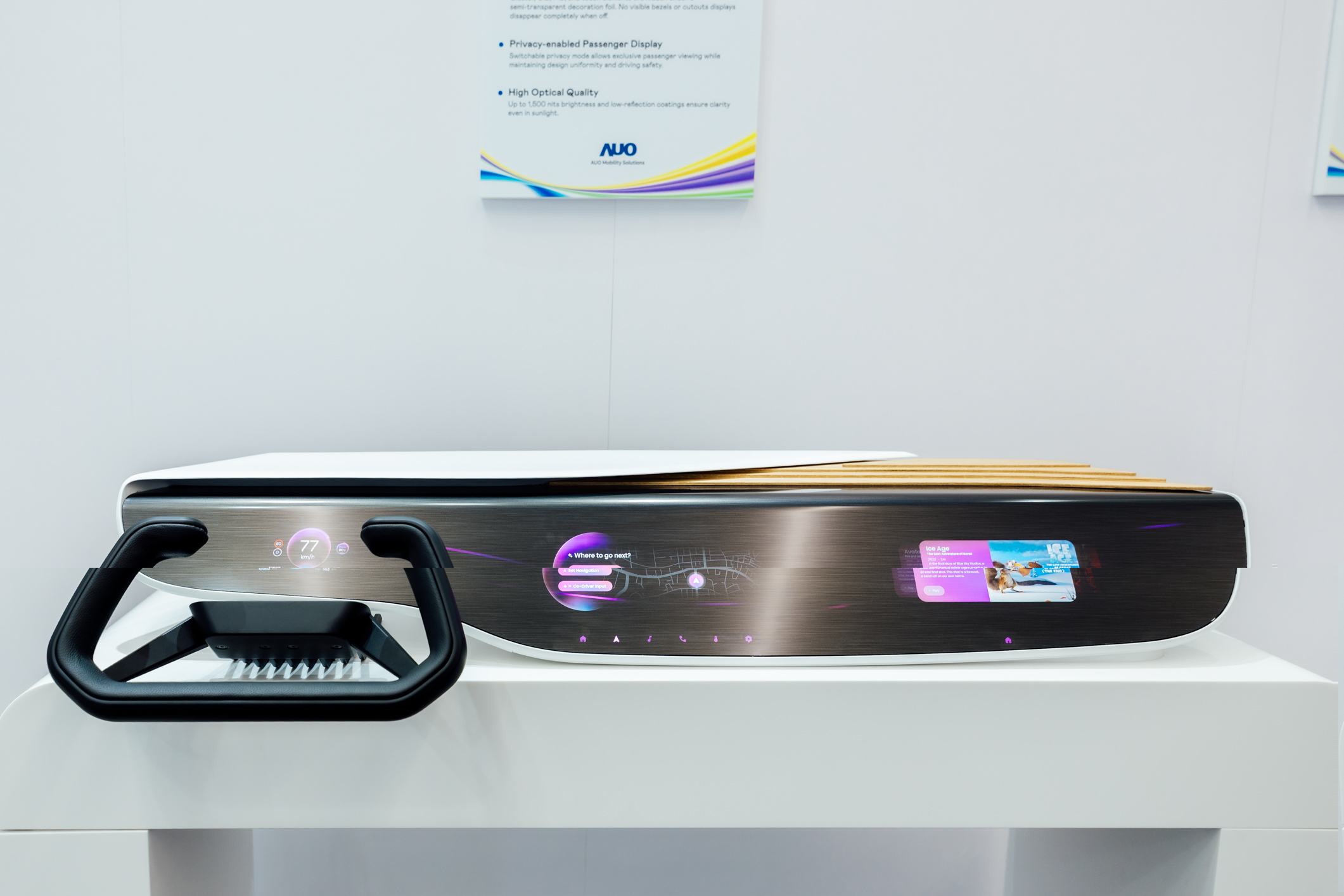 Horizon Intelligent Dash將儀表板、中控資訊顯示器及乘客資訊顯示器整合為一個無縫介面，營造端到端的一體化大尺寸顯示效果，並透過友達智慧移動所開發的網域控制器啟用AI驅動，支援訊號即時診斷與智慧空調控制。