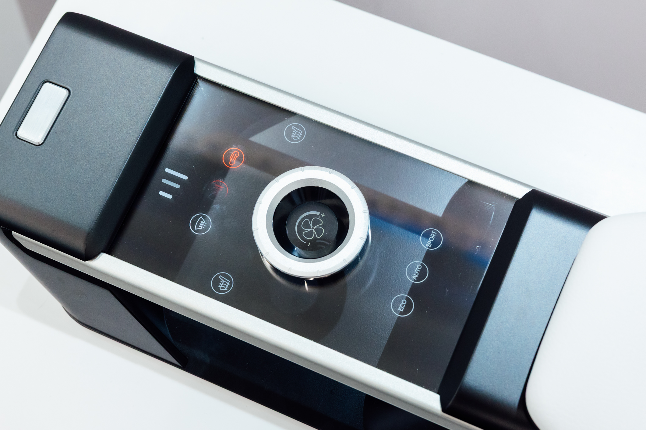 以極簡設計打造的CrystalSense Console，為中央扶手區帶來創新突破，將功能隱藏於簡約的外觀中，並採用懸浮式旋鈕搭配玻璃面板與主動觸覺回饋，僅在操作時才顯現功能選單，提供直覺且可自訂的互動體驗。